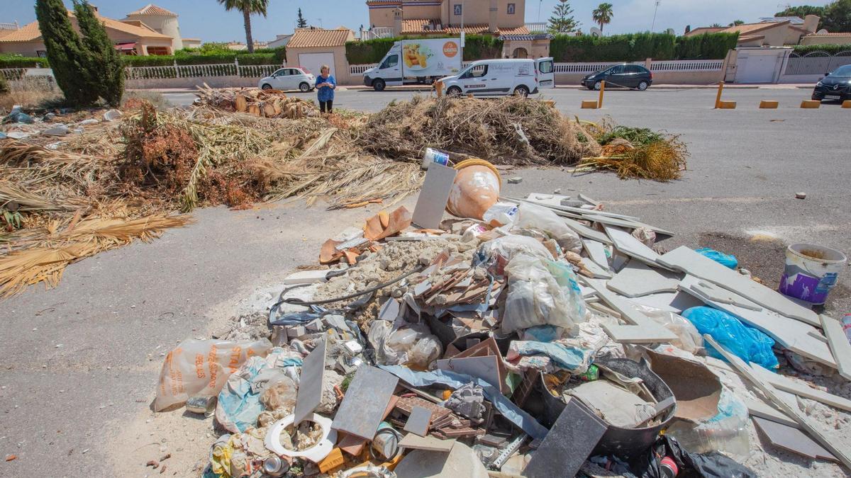 Escombros y podas vertidos de forma ilegal en una calle de Orihuela Costa