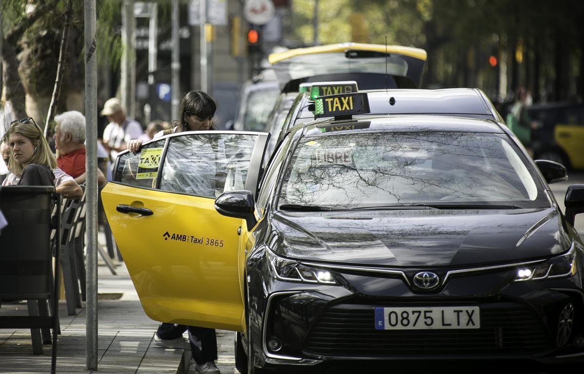 El sector del taxi barceloní negocia una pujada de preus per al 2024