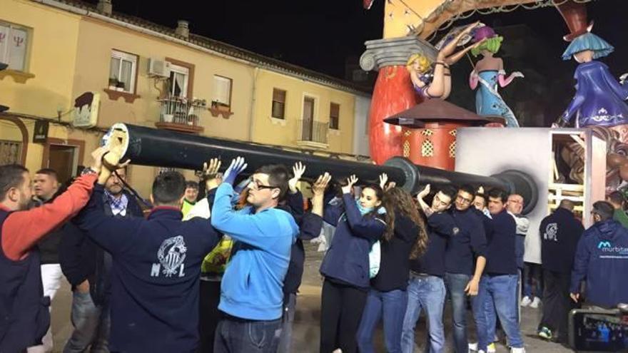 Falleros de Merello durante la maniobra