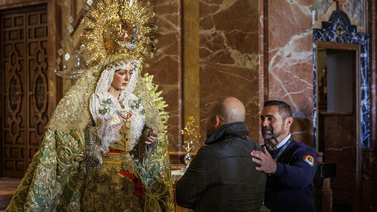 Fieles ante la Vírgen de La Macarena.