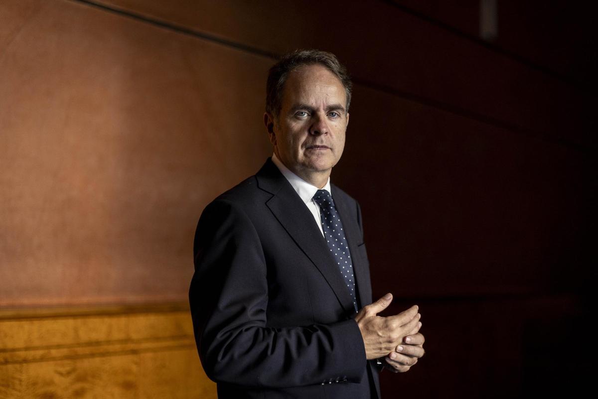 El consejero de Hacienda, Roberto Bermúdez de Castro, posa para este diario en las Cortes de Aragón, antes de la entrevista.