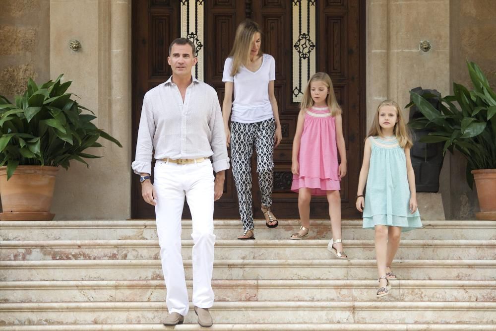 El Rey Felipe y la Reina Letizia con sus hijas