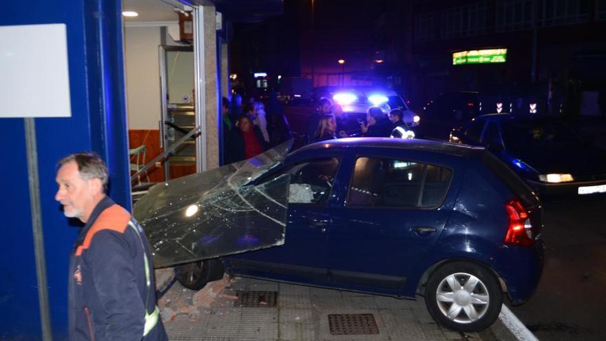 Estado en el que quedó el coche empotrado en la bocatería, en la avenida de Ourense.// Gonzalo Núñez