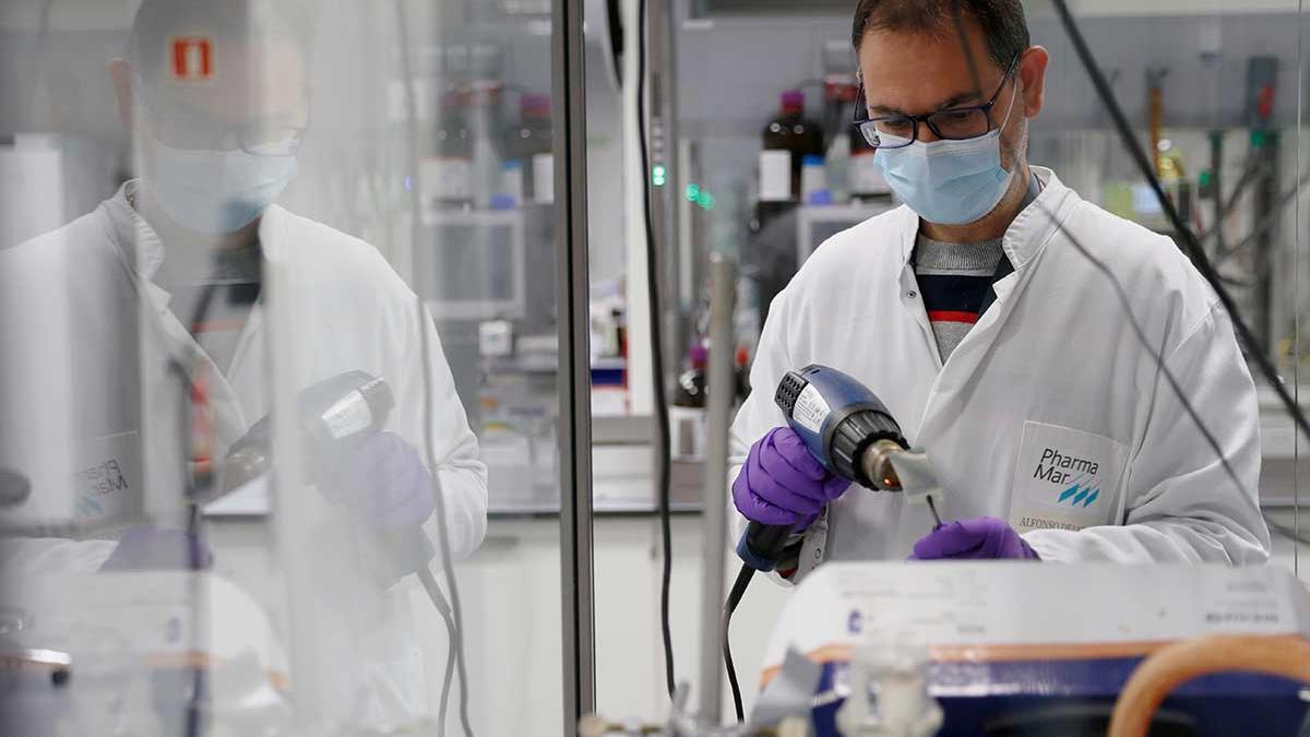 Investigador, en un laboratorio de PharmaMar.