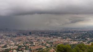 Lluvia sobre la línea costera de Barcelona.