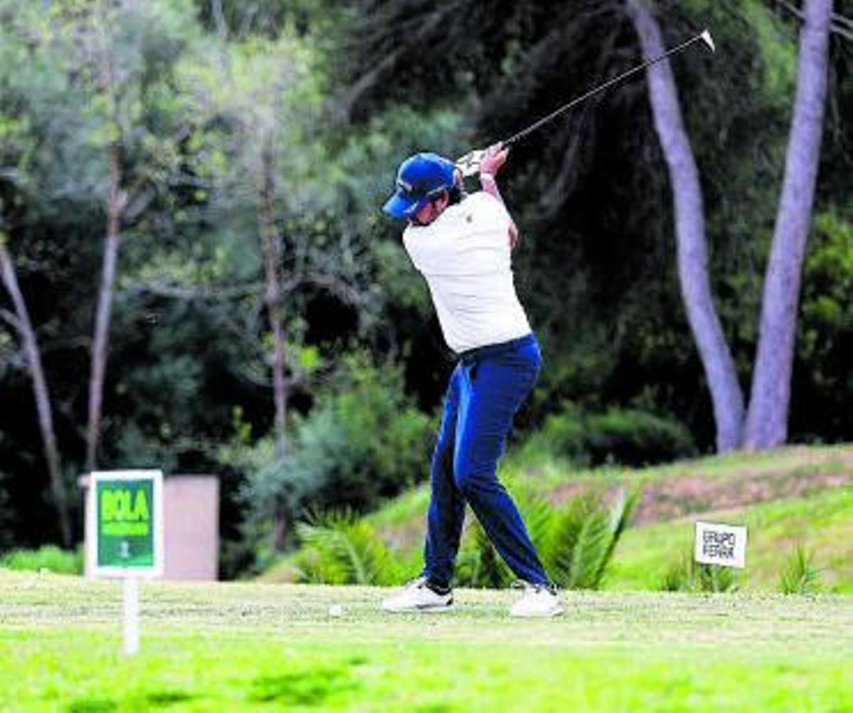 Un golfista tira en el hoyo destinado al premio de la bola más cercana.