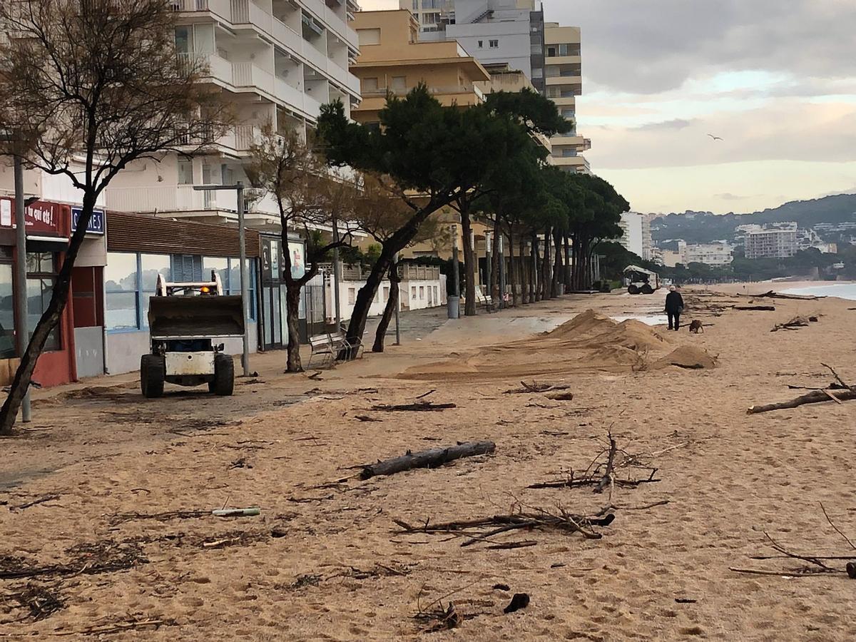 Les fotos de l'estat del passeig marítim de Platja d’Arodesprés de la llevantada