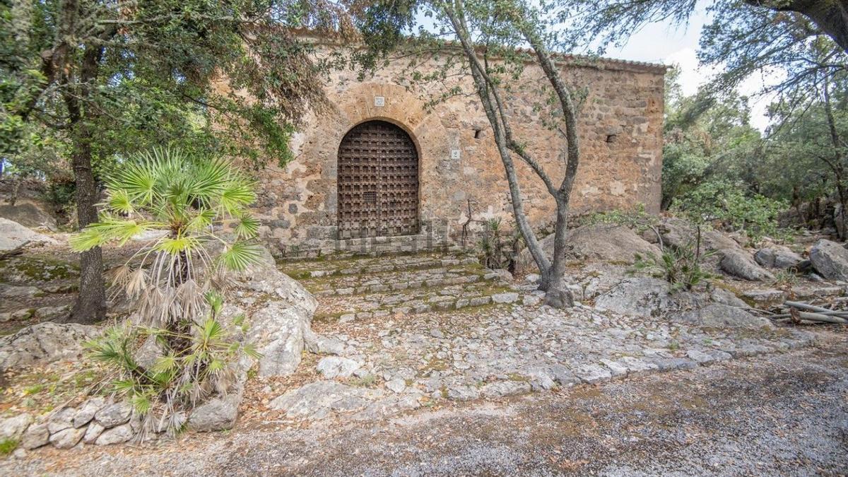 Imagen del antiguo oratorio de Sant Pere que figura en la ficha de las casas de Escorca que están en venta.