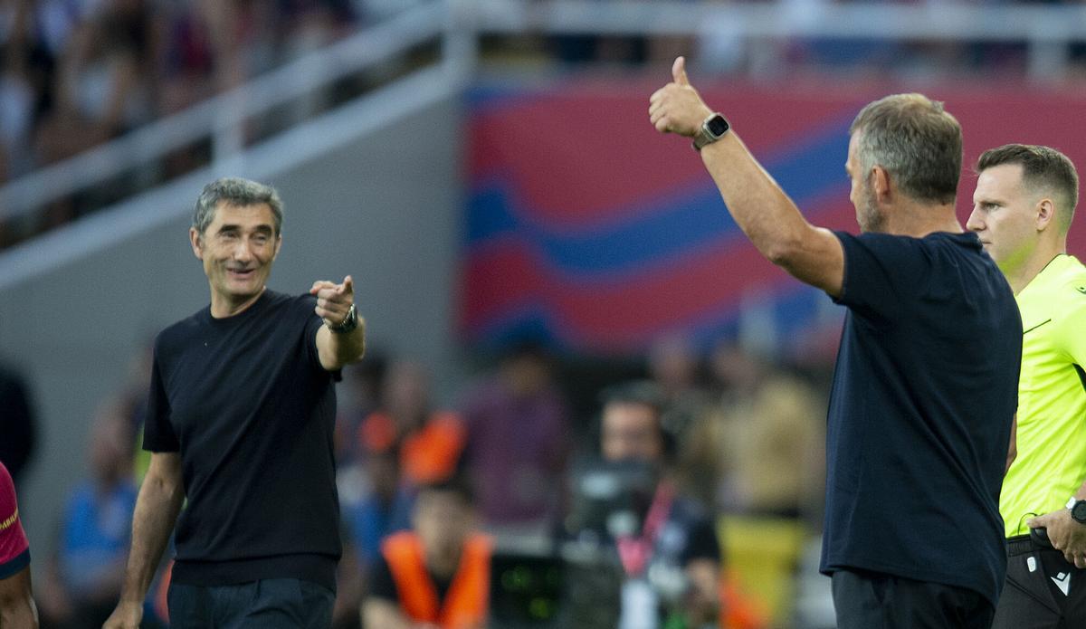 Ernesto Valverde y Hansi Flick gesticulando en la banda durante un Barça-Athletic.