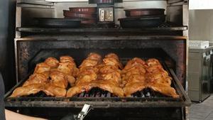 Pollos en el horno de carbón en el restaurante Piri-Piri de Madrid