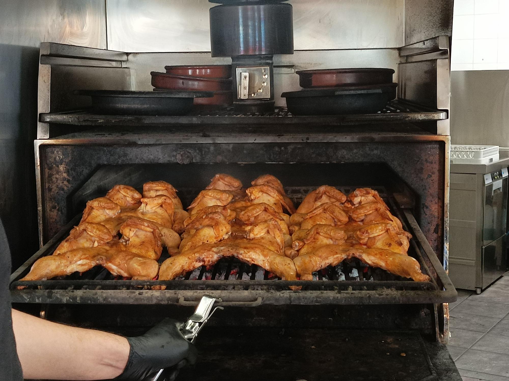Pollos en el horno de carbón en el restaurante Piri-Piri de Madrid
