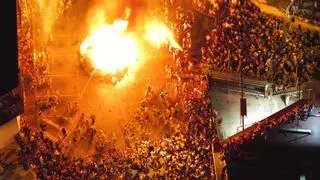 Once atendidos por quemaduras en "els focs" de Xàbia: una joven cae dentro de una hoguera y sufre heridas en las piernas