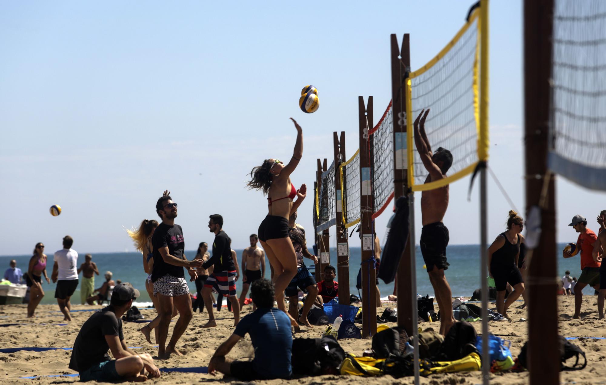 Día de playa sin mascarilla en València