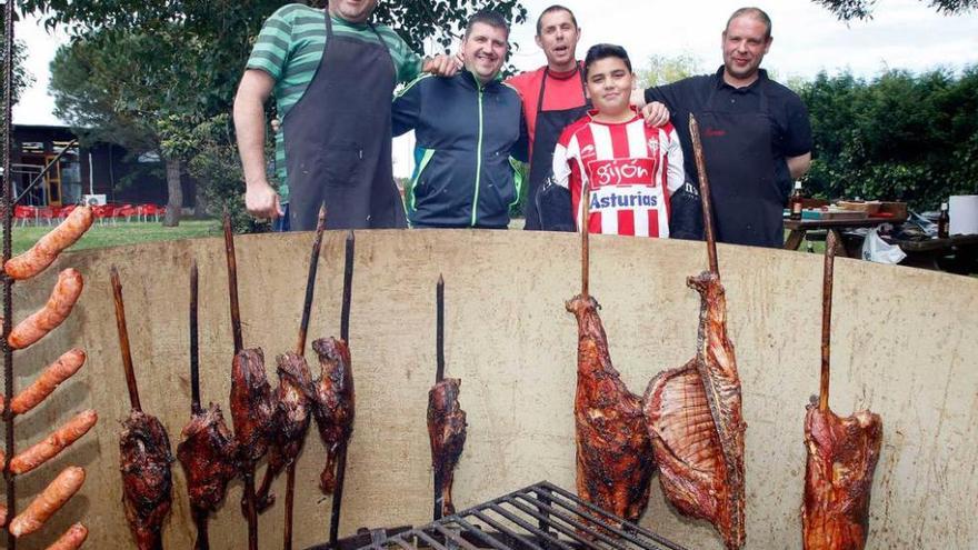 Lora invita al equipo a 37 kilos de cordero de La Rebollá por su reciente cumpleaños