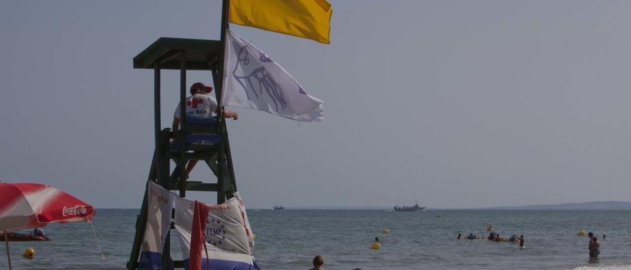 Imagen de la playa de Levante con la bandera izada