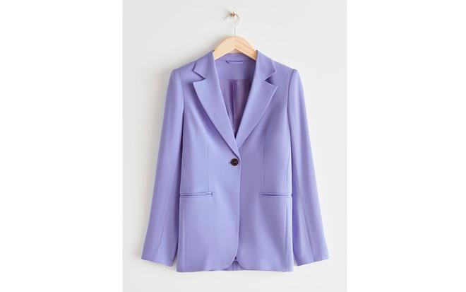 Chaqueta lila de &Other Stories, 129 euros.