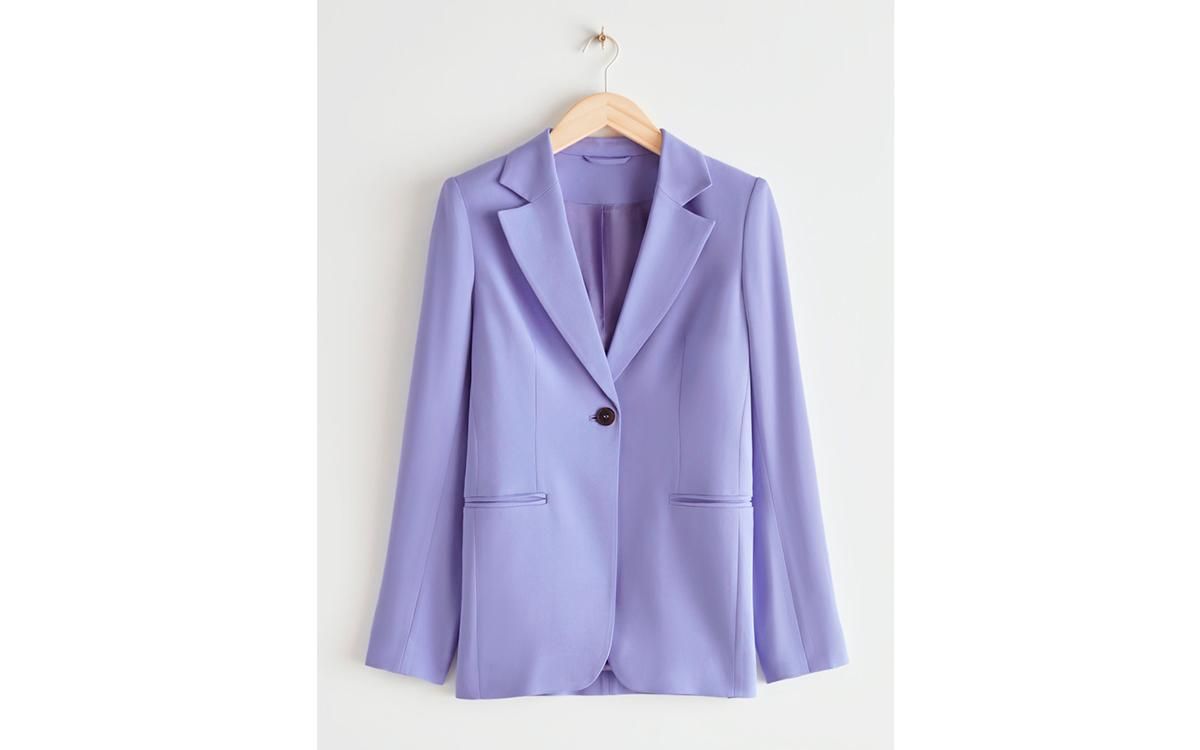 Chaqueta lila de &Other Stories, 129 euros.
