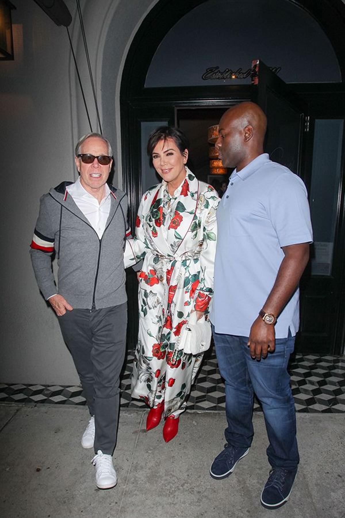 Kris Jenner salió a cenar en bata (y con mucho estilo)