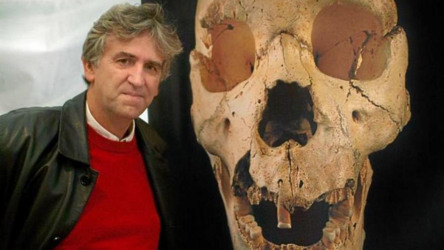 Juan Luis Arsuaga amb la imatge d&#039;un crani d&#039;Atapuerca