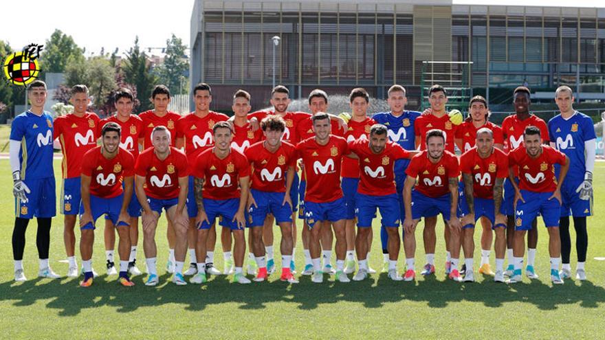 Sandro, el segundo por abajo a la derecha, en al foto de la plantilla que intentará ganar el Europeo de Polonia.