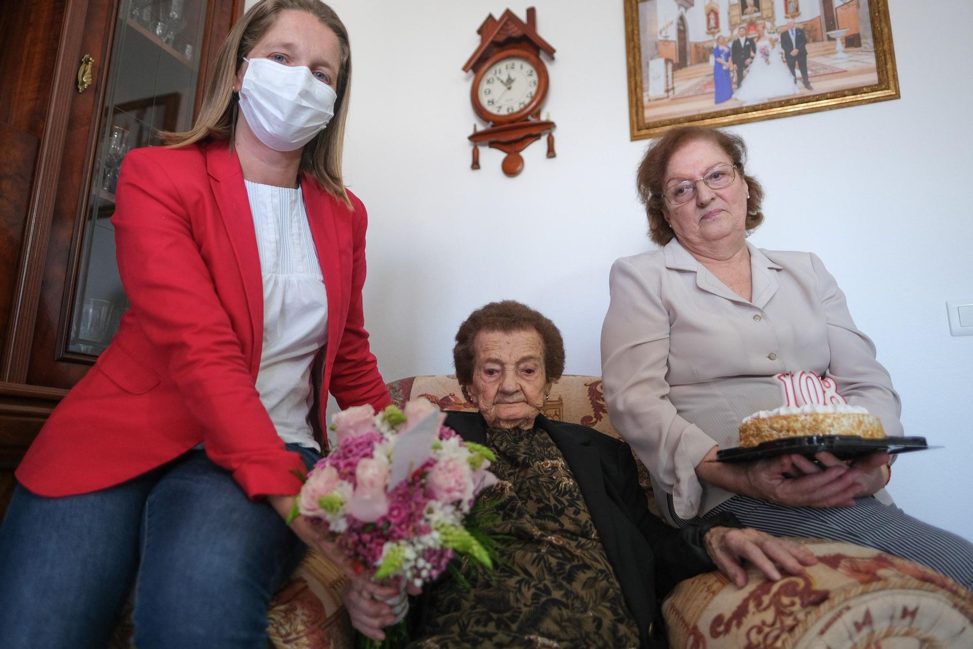 María del Pino Maximina Nuez Rivero, natural de Teror, celebra su cumpleaños rodeada de su gente