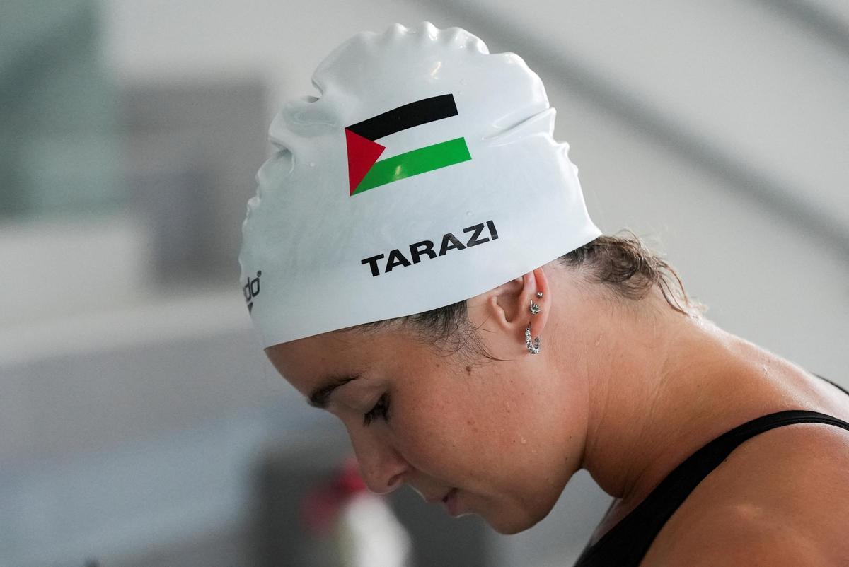 La nadadora palestina Valerie Tarazi lleva un gorro de baño con la bandera palestina durante el entrenamiento para los Juegos Olímpicos en París, Francia, el 20 de julio de 2024.