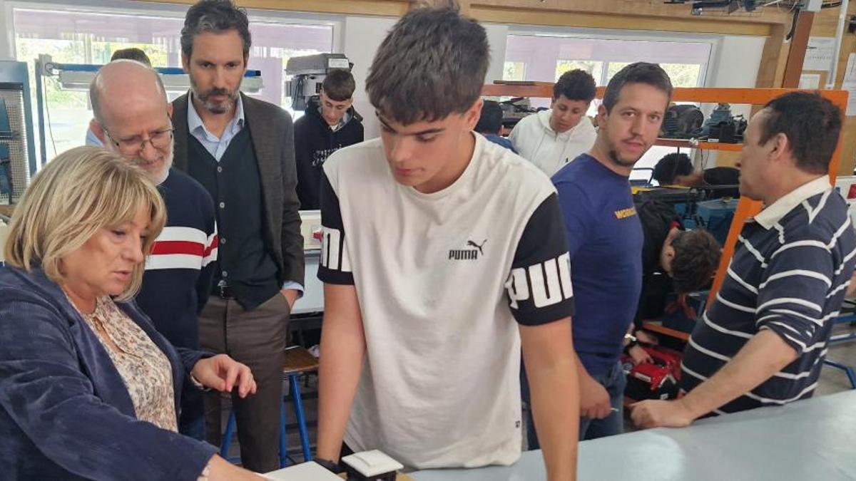 La consejera de Educación, Tomasa Hernández, durante una reciente visita al centro Salesianos de Monzón, que imparte FP.