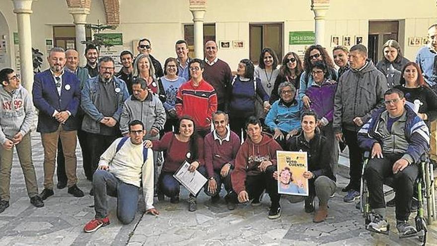 pEGADA DE CARTELES DE LA CAMPaÑA ‘mI VOTO CUENTA’