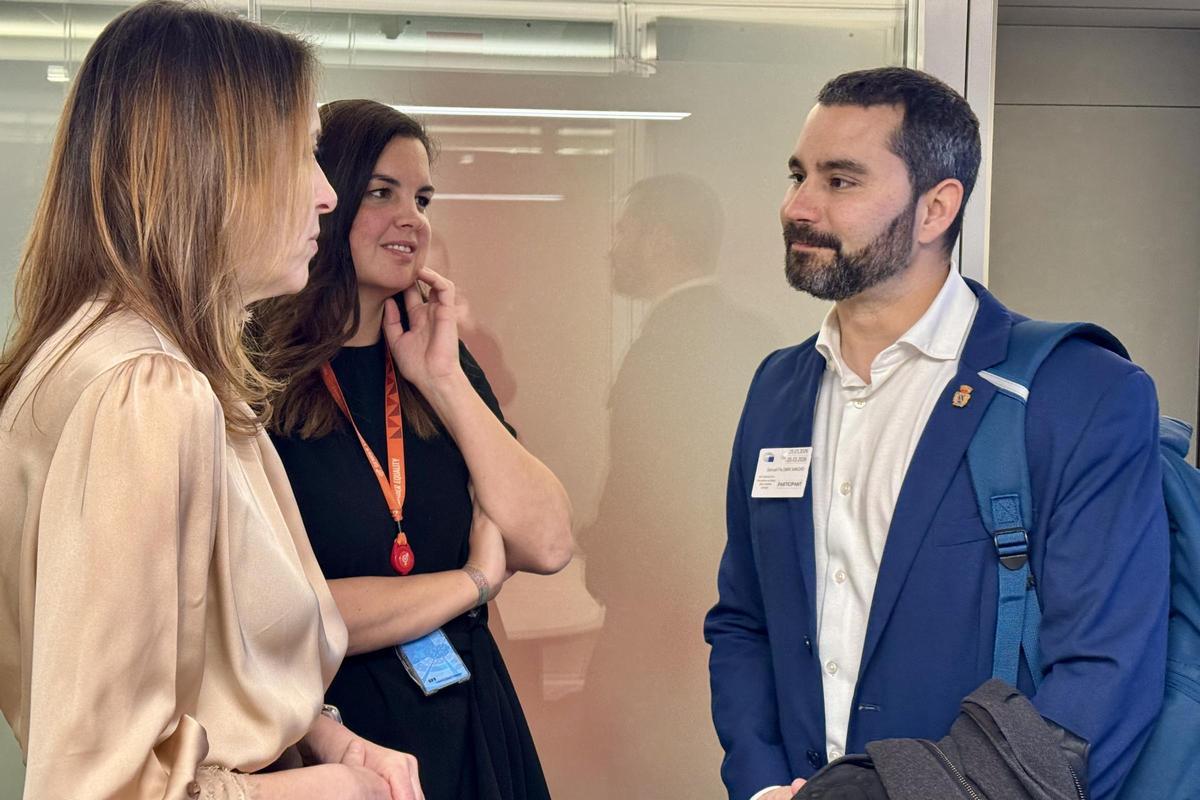 Samuel Falomir, con representantes socialistas en el Parlamento Europeo.