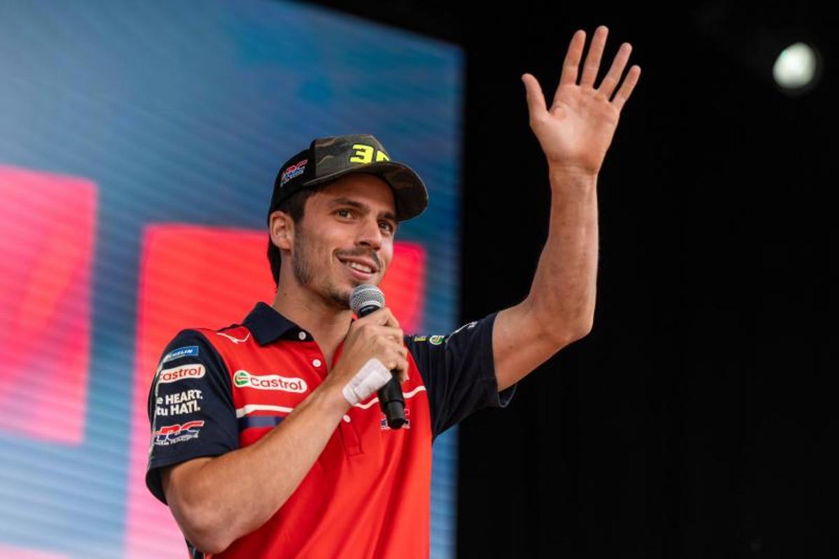 Los pilotos Dani Holgado, Pedro Acosta, Joan Mir, Àlex Rins, Jorge Martín y Àlex Márquez participan en la Fan Fest 2026 de MotoGP en la Plaça de Catalunya