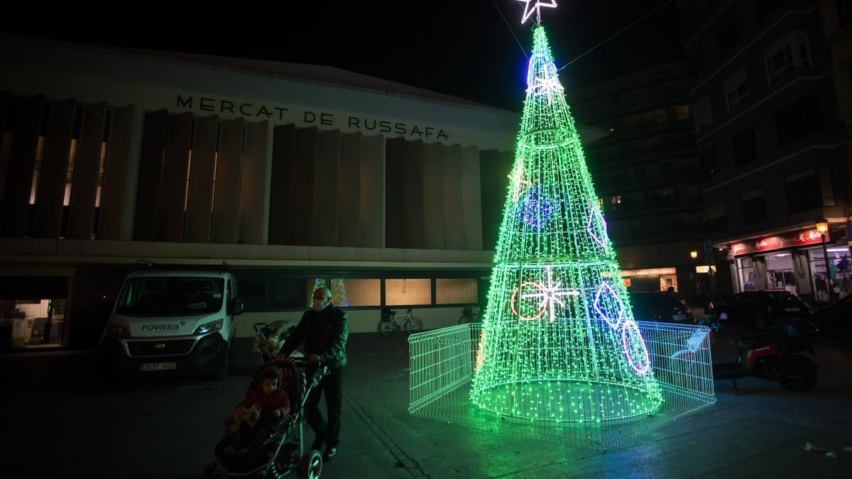 Árbol de Navidad instalado en el barrio de Russafa, donde ha tenido lugar la fiesta ilegal de València.