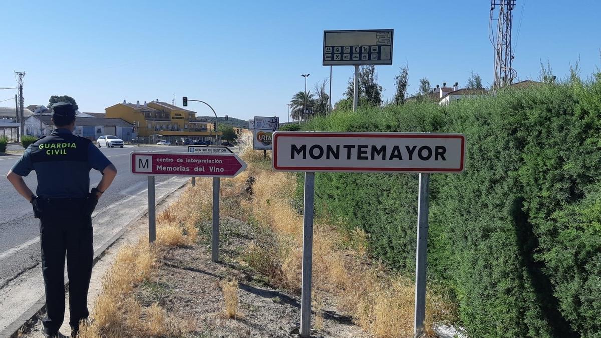 Un agente de la Guardia Civil a la entrada de Montemayor.