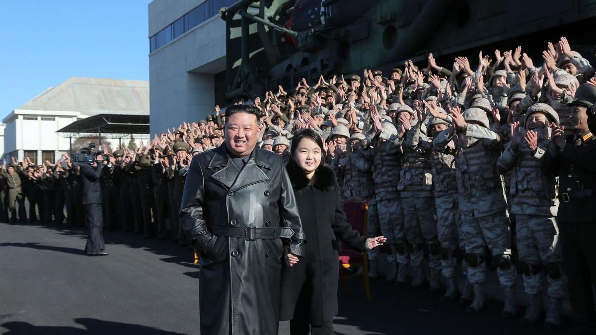 El líder norcoreano Kim Jong-un con su hija, que se supone que será su segunda hija, Ju-ae, durante la prueba de un misil balístico intercontinental Hwasong-17 en un lugar no revelado en Corea del Norte.