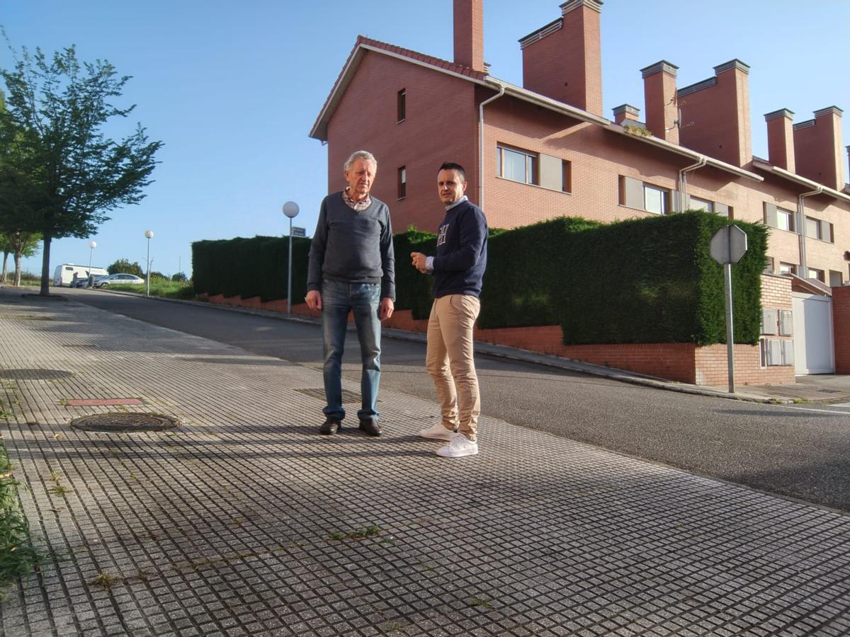 Josué Velasco, a la derecha, junto a un vecino de La Fresneda.