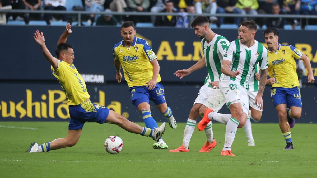 Lance del encuentro entre el Cádiz y el Córdoba CF en el Nuevo Mirandilla.