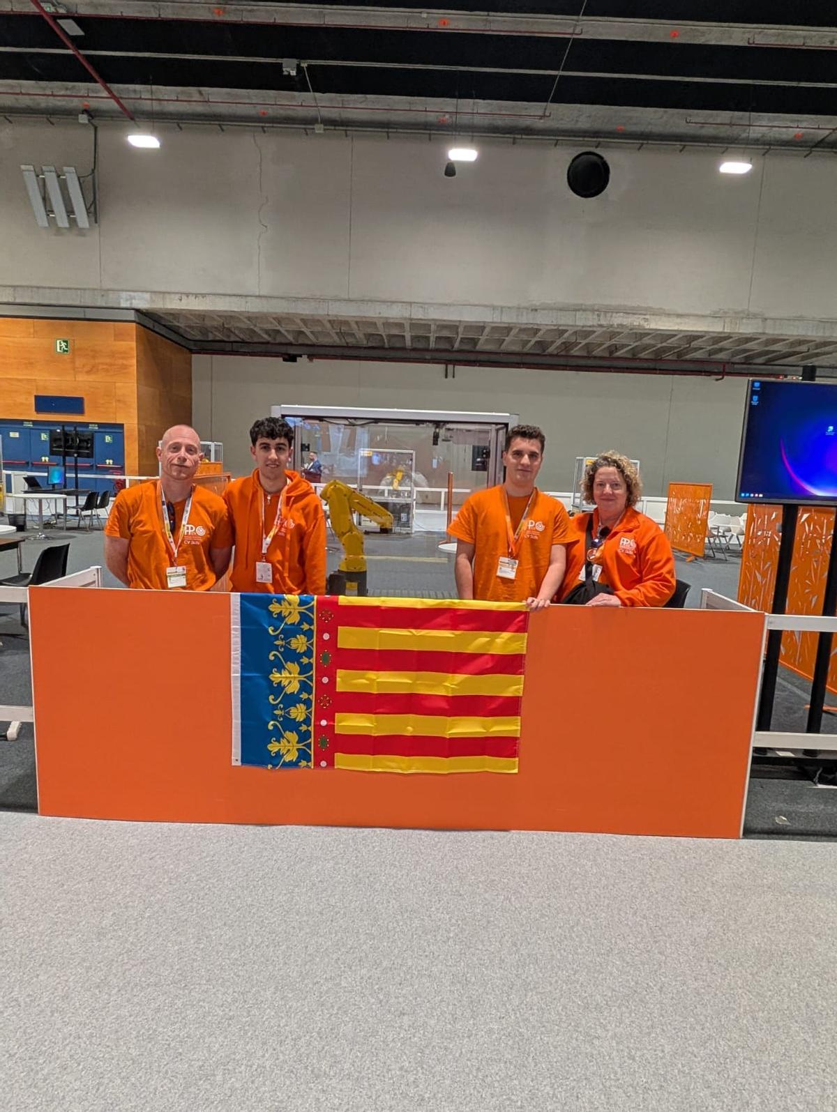 El equipo que representaba al IES Bernat Guinovar en la especialidad de sistemas robóticos.