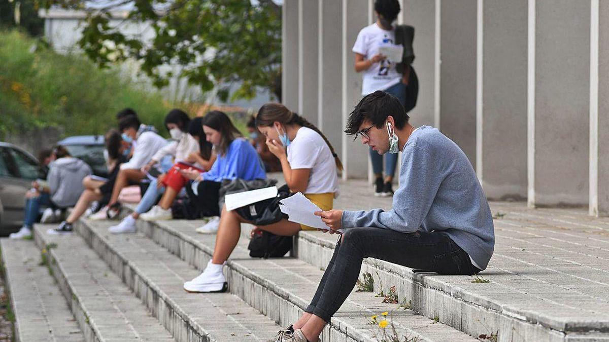 Estudiantes repasan en una de las facultades del campus de Elviña.