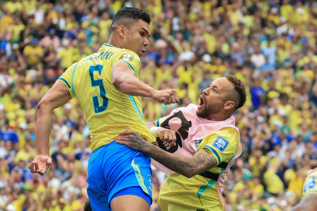 Los jugadores de Brasil, Casemiro y Neymar celebran tras marcar un gol en el Mundial de Fútbol 2026.