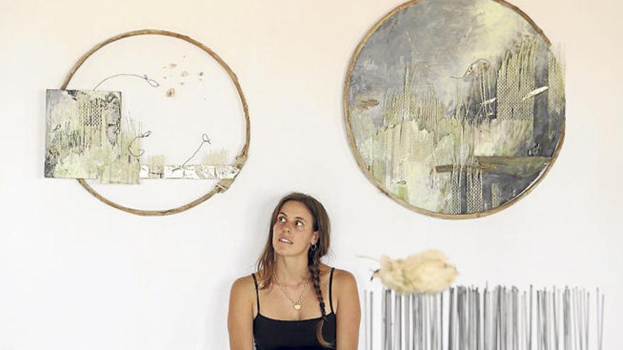 Maresc con dos creaciones sobre el fondo marino y una escultura coronada con un nido.