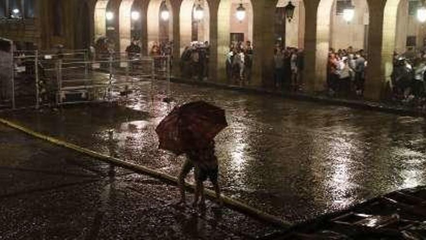 Arriba, el grupo &quot;Staytons&quot;, encargados de ponerle música al Botánico; sobre estas líneas, la plaza Mayor, sin concierto.