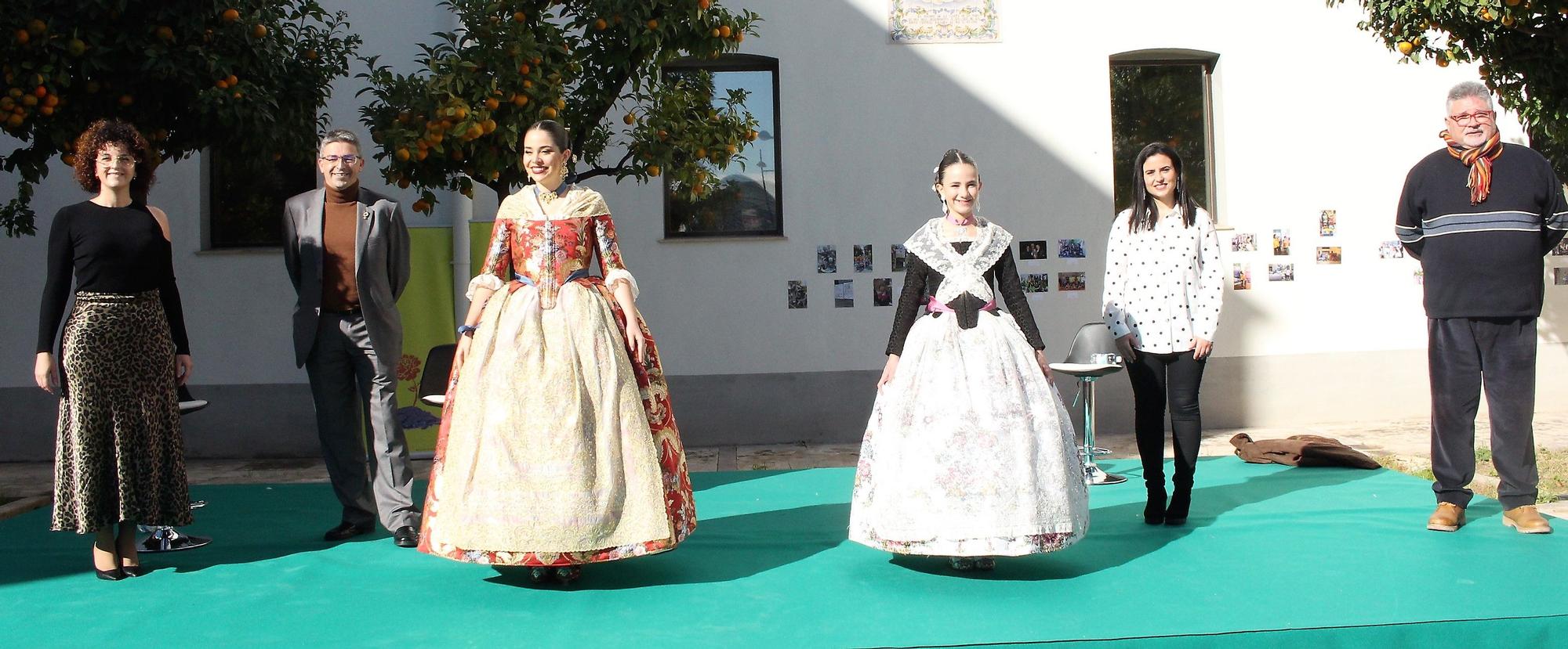 Falleras mayores y cortes recuperan el moño único... y unos segundos sin mascarilla