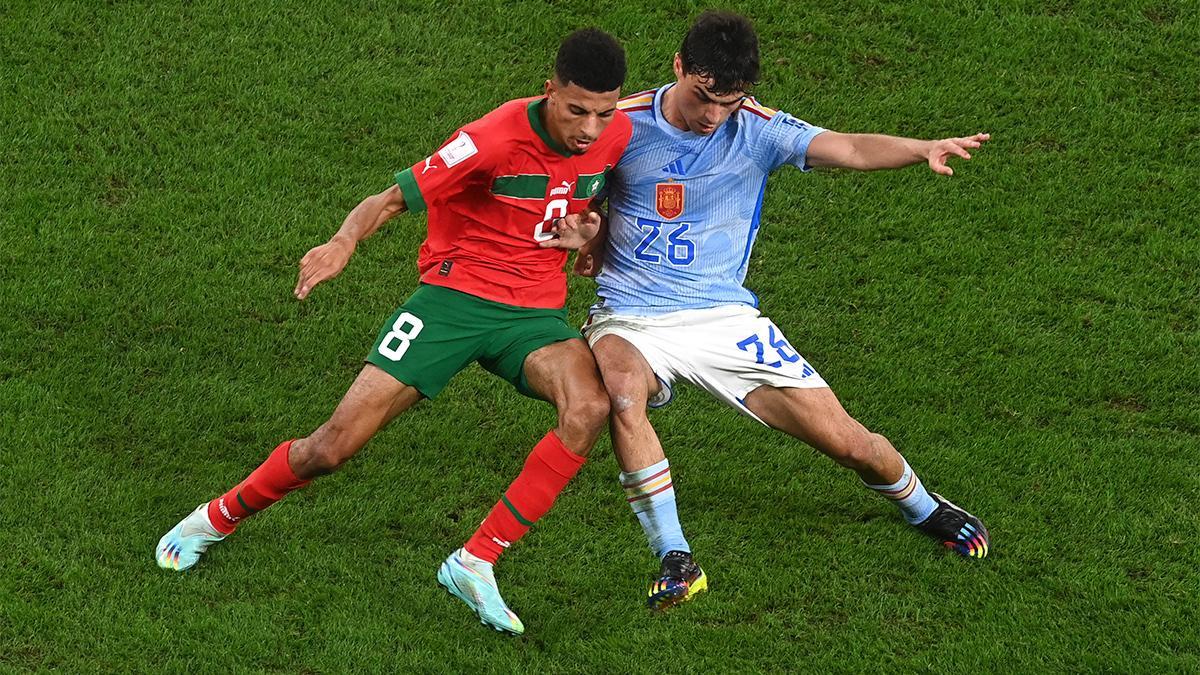 Pedri (dcha.) y Ouhani disputan el balón en el encuentro entre Marruecos y España en los octavos de final del Mundial de Qatar