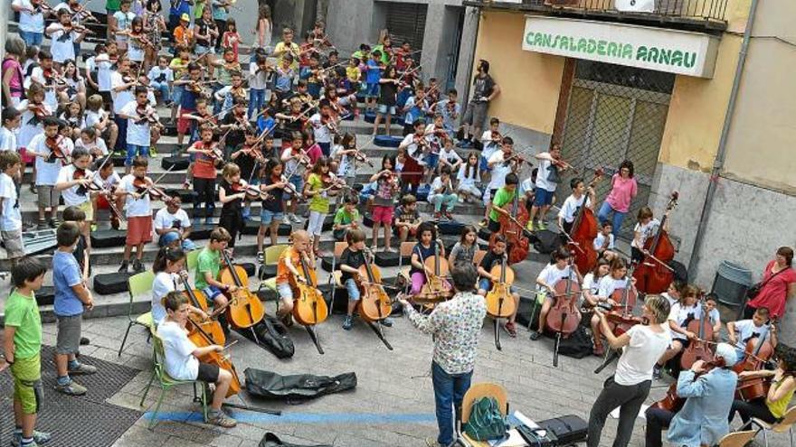 Els alumnes durant el concert que van oferir ahir a la plaça de Sant Pere de Berga