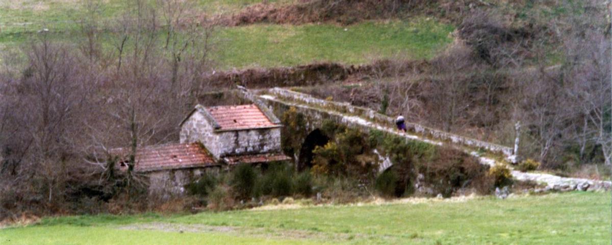Desaparecido conxunto patrimonial da Pontapedre.- ponte baixomedieval, cruz e muíño de Sieiro (Arquivo ATOPO, 1986).