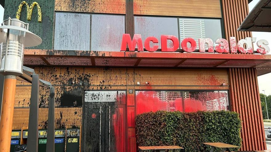 Manchan de &quot;sangre&quot; y &quot;petróleo&quot; un McDonald&#039;s de Murcia