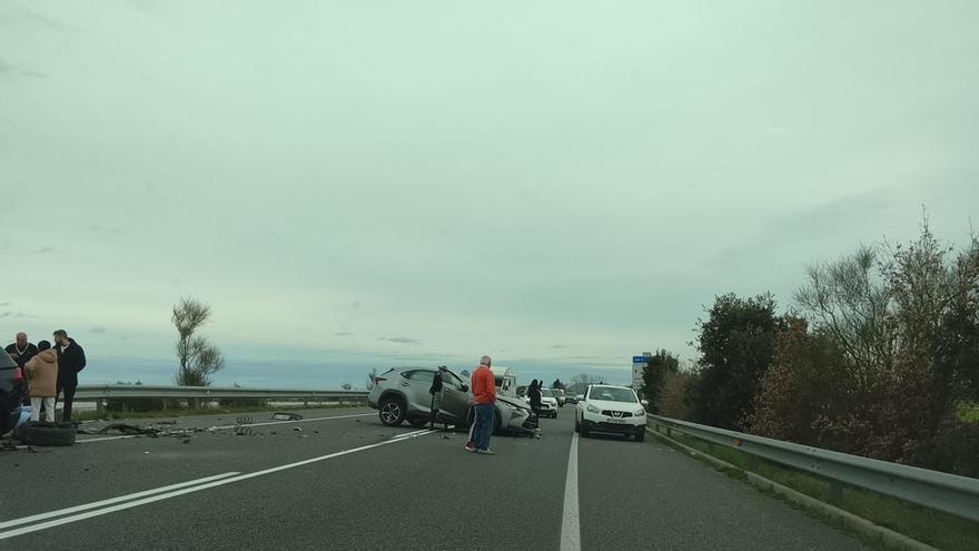 Espectacular topada frontal de dos cotxes a Ventalló: sis ferits evacuats al Trueta