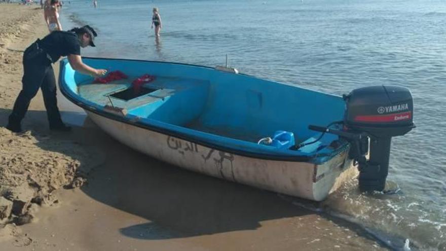La embarcación encontrada en la playa de Arenales del Sol.