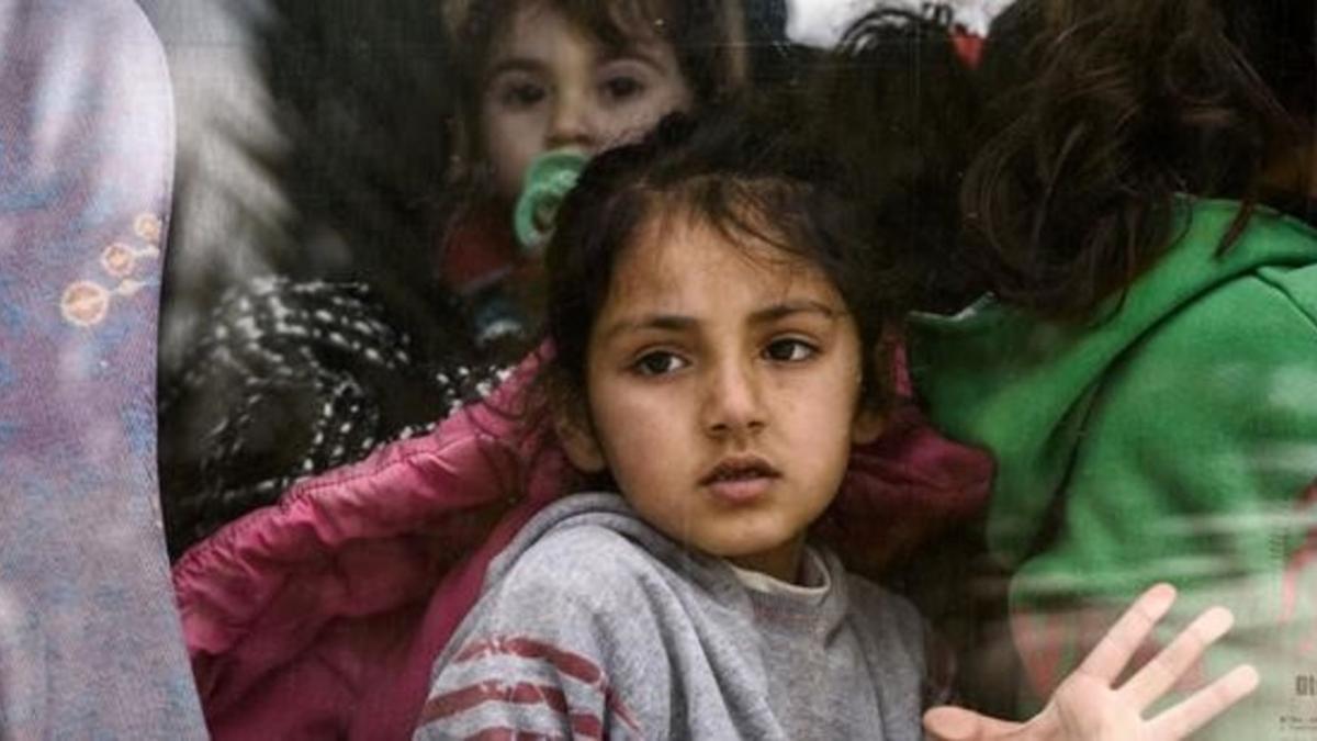 mtlopez33252089 migrant children look out from a bus window as tur160320153910