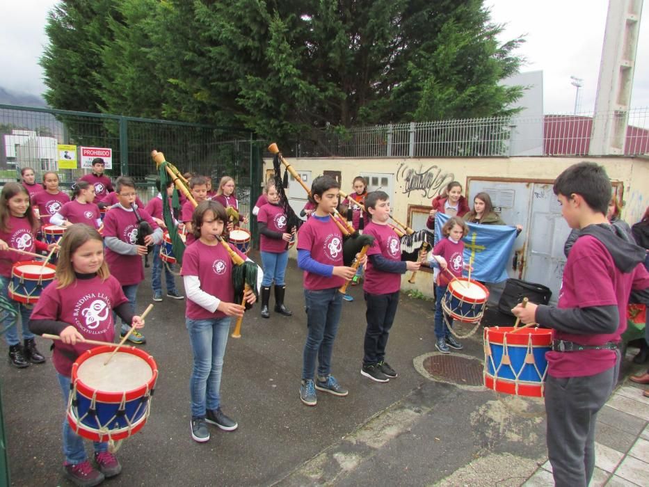 Recibimiento a la banda de gaitas Llacín tras su paso por el desfile de San Patricio de Nueva York