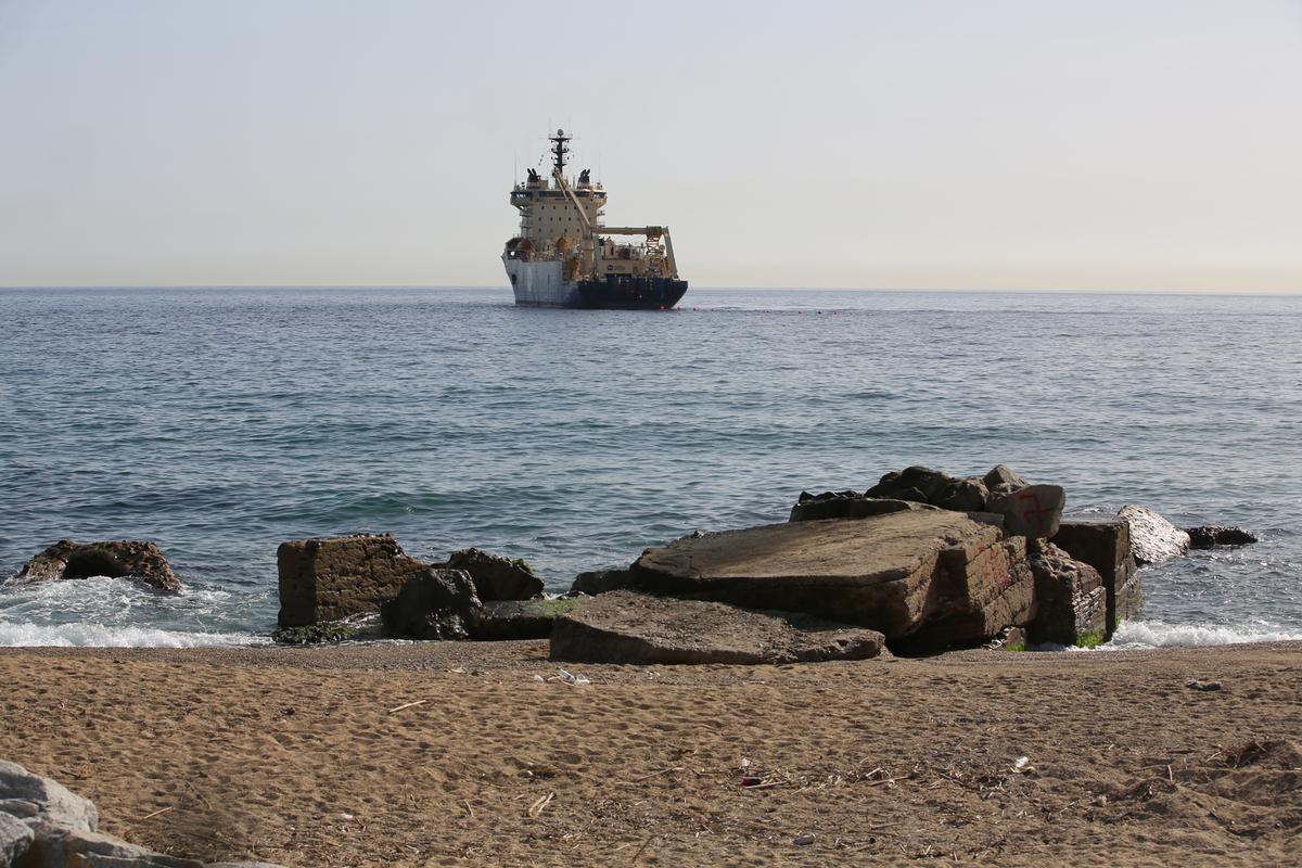 Obras para extender un cable submarino en la playa cancerígena de Sant Adrià